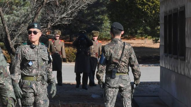 Soldados norcoreanos observan a sus contrapartes surcoreanas a través de la zona desmilitarizada.