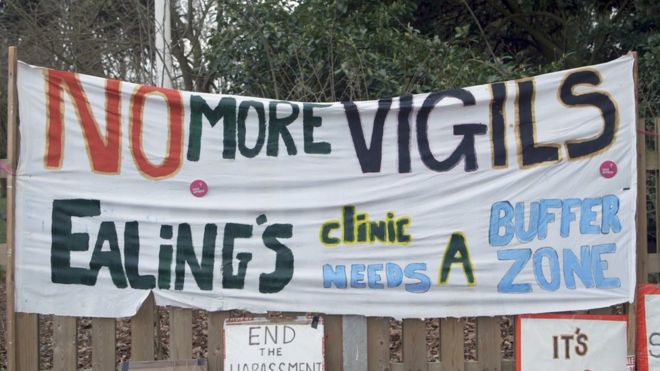 Banner que diz "não mais vigÃlias" fora de uma clÃnica em Ealing