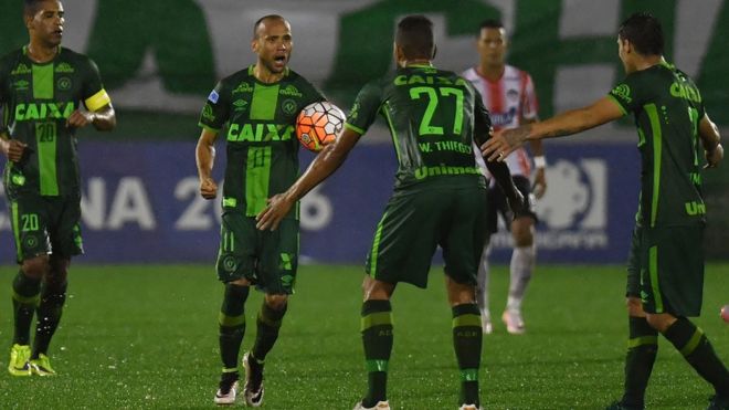 Members of the Chapecoense team in action against another Colombian team, Junior, in the quarter-finals of the Copa Sudamericana - 27 October