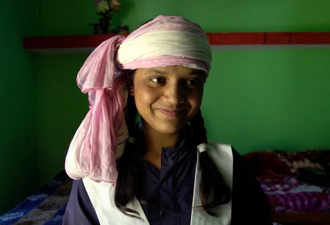 Radhika com seu lenço rosa