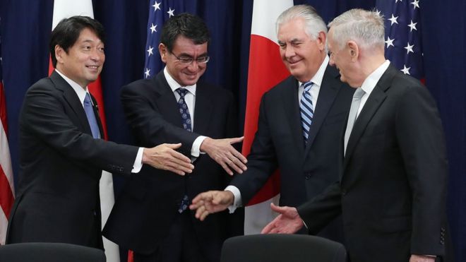 Ngoại trưởng Mỹ Rex Tillerson, Bộ trưởng Quốc phòng Mỹ James Mattis bắt tay Ngoại trưởng Nhật Taro Kono và Bộ trưởng Quốc phòng Nhật Itsunori Onodera tại một cuộc họp Ủy ban Tư vấn An ninh Mỹ - Nhật ở Washington DC hôm 17/8.