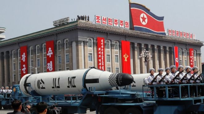 Uno de los misiles en exhibición durante el desfile en Pyongyang.