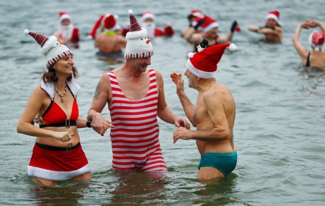 سكان برلين يغطسون في بحيرة احتفالا بعيد الميلاد.