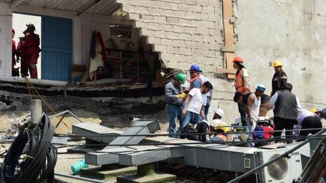 Поиск людей под обломками здания в Мехико