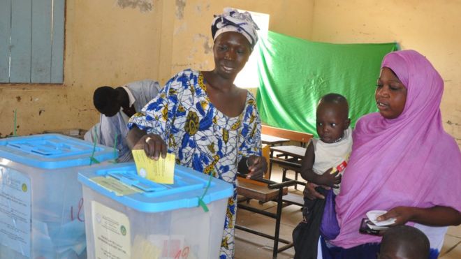 نساء يصوتن في استفتاء دستوري في موريتانيا