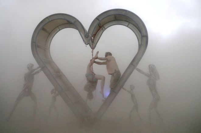 ஷிபரி கயிறு காட்சியில் அரங்கேற்றம் நடத்தும் 'பேர்னிங் மேன்' கலைஞர்கள்