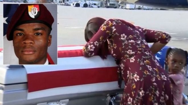 Mjane wa mwanajeshi aliyeuawa akibubujikwa na machozi katika jeneza la mumewe
