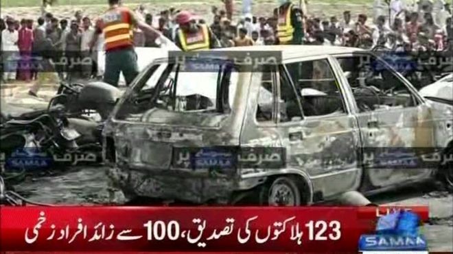Vehículos quemados tras la explosión de un camión en Bahawalpur, Pakistán, este domingo 25 de junio. Imágenes de Samaa TV.