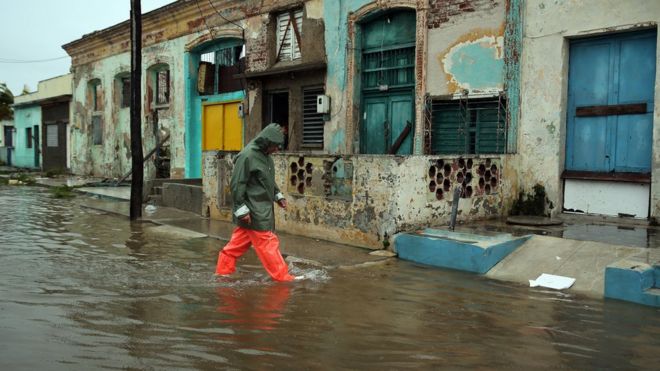 Un hombre camina por una calle inundada de Caibarién.