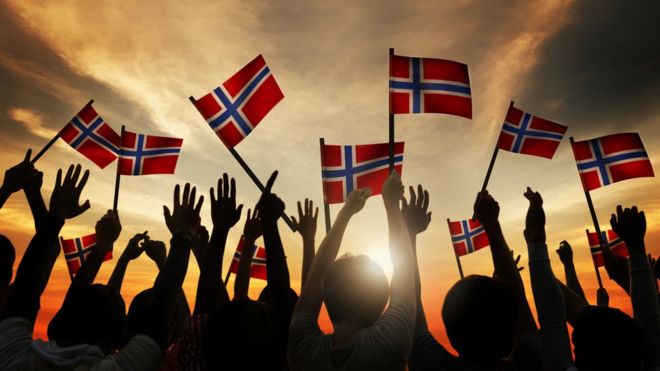 Personas alzan banderas de Noruega