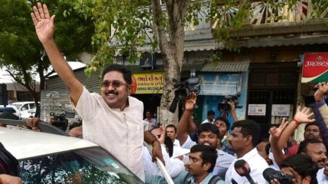 ஆர்.கே. நகர் ஆரவாரம்: அரியாசனத்துக்கு அச்சாரமா?