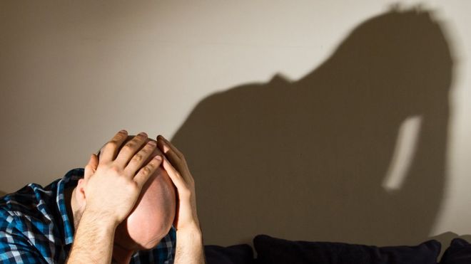 الرجال "أكثر عرضة من النساء" لمعاناة مشاكل عقلية ناجمة عن العمل