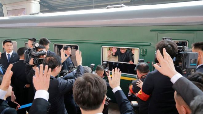 El tren norcoreano con el líder Kim Jong-un saludando desde la ventana.