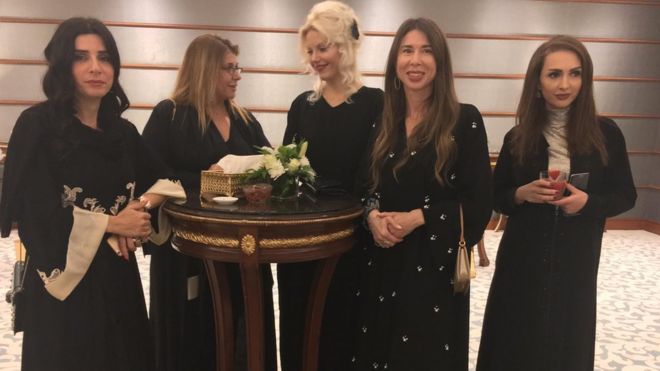 مجموعة من النساء