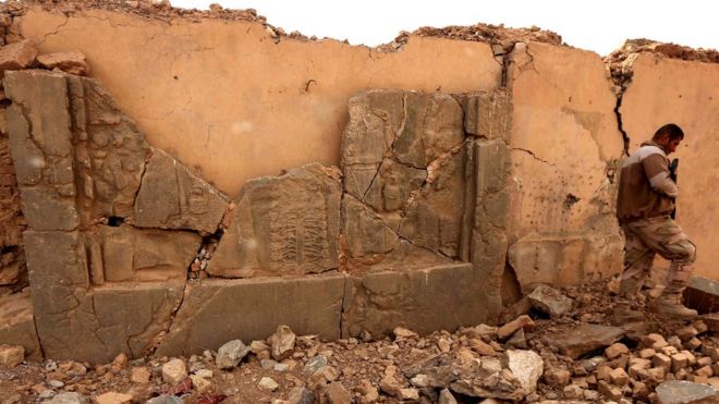 Soldado em artefato destruído em Nimrud