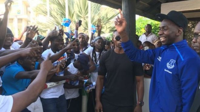 Mchezaji wa Everton Yannick Bollasie akikaribishwa na mashabiki wake nchini Tanzania