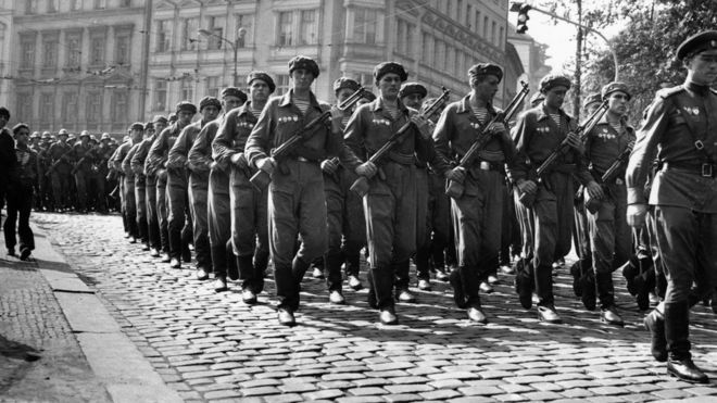 Ngày 10/9/1968: quân đội Liên Xô hành quân qua đường phố Prague trong thời kỳ "Mùa xuân Prague"