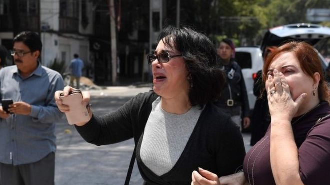 Женщины на улице Мехико, потрясенные масштабом разрушений