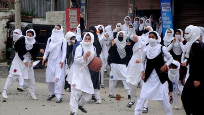 வியாழக்கிழமையன்று ஸ்ரீநகரின் நவக்டல் பகுதியில் ஏற்பட்ட மோதலில் பெண் ஒருவர் காயமடைந்ததாக பிடிஐ செய்திநிறுவனம் கூறுகிறது.