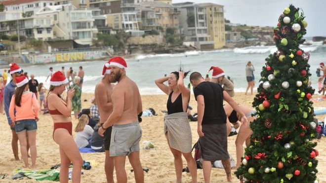 Người dân Úc vui chơi trên bãi biển Bondi trong ngày Giáng sinh tại Sydney hôm 25/12/2017