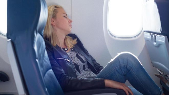 Mulher dormindo no aviÃ£o
