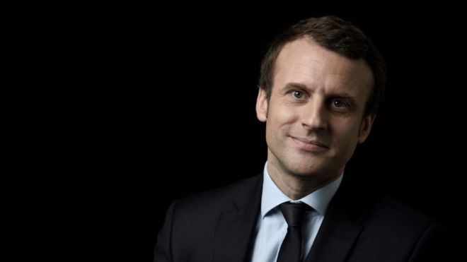 Emmanuel Macron en un fondo negro.