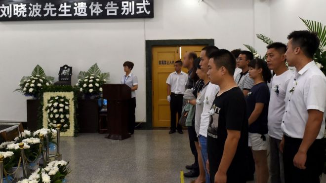 一些出席劉曉波告別式的人的樣子被模糊化