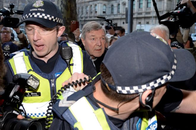 வத்திக்கானின் பொருளாளர் 76 வயதான கர்தினால் ஜார்ஜ் பெல் காவல்துறையினர் மற்றும் மக்களால் சூழப்பட்ட நிலையில் மெல்ஃபோர்ன் மஜிஸ்திரேட் நீதிமன்றத்தில் புதன்கிழமை ஆஜரானார். நீதிமன்றத்தில் அவர் குற்றமற்றவர் என்று வாதிடப்போவதாக கர்தினாலின் வழக்கறிஞர் தெரிவித்துள்ளார்.