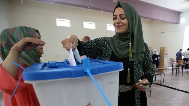 Mujer kurda votando