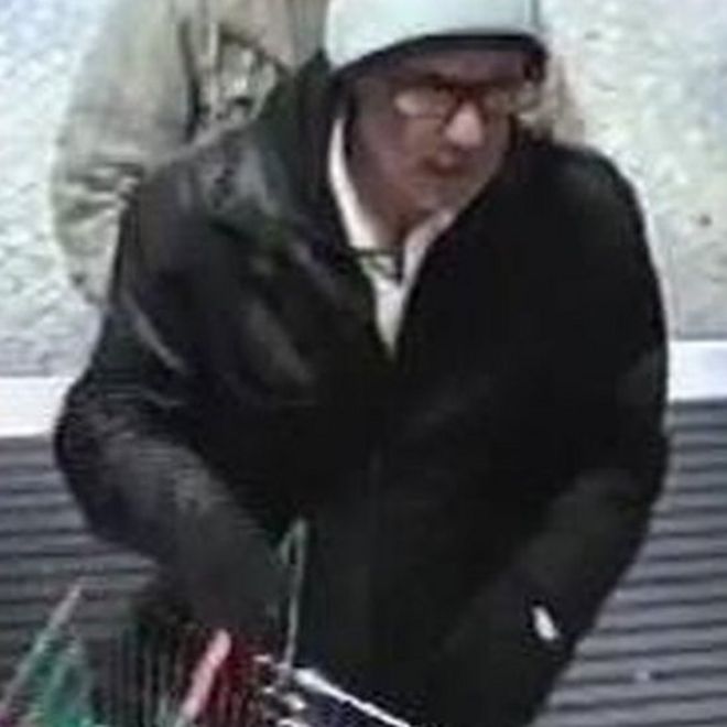 Footage of a suspect in a supermarket near Konstanz who police are eager to trace