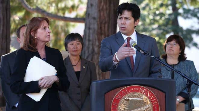 Thượng nghị sĩ bang California, Kevin de Leon (phải), chủ tịch Ủy ban Nhà lập pháp Á Châu Thái Bình Dương