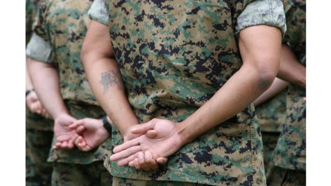 militar com tatuagem no braço