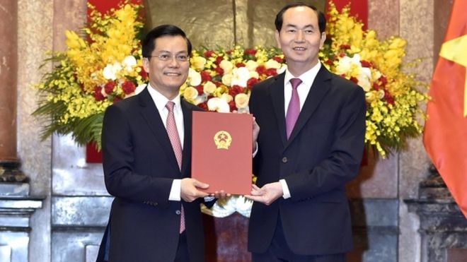 Chủ tịch nước Trần Đại Quang trao quyết định cho Thứ trưởng Bộ Ngoại giao Hà Kim Ngọc