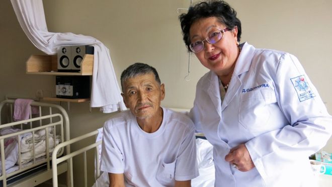 Davaasuren con Renchin, un paciente en el Hospital Nacional para el Cáncer de Mongolia.