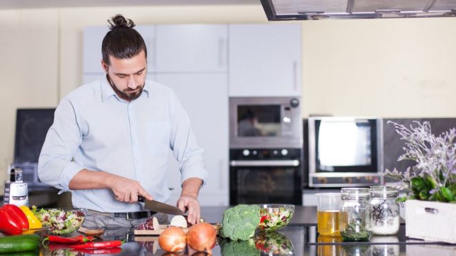 Hombre cocinando