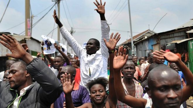 Wafuasi wa Bw Odinga wakisherehekea uamuzi wa mahakama mtaa wa Mathare, nairobi