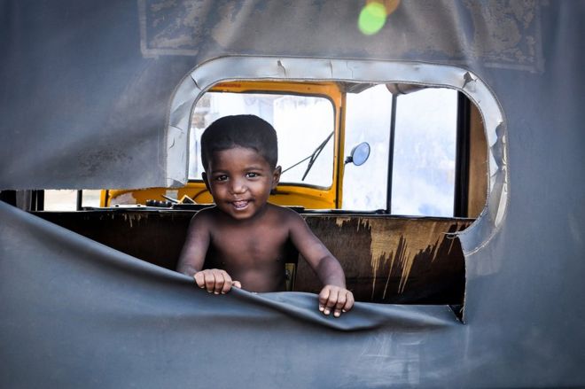 ஆயிரம் மொழிகள் பேசும் அழகு சிரிப்பு - ஆர். சுரேஷ்குமார், கோவை