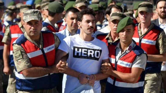 ارتدى ضابط سابق في القوات الخاصة قميصا كتب عليه "بطل" وهو في الطريق للمحكمة