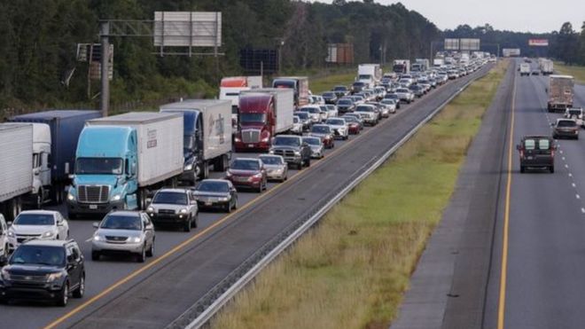 இர்மா சூறாவளியின் தாக்கத்தால் ஃபுளோரிடாவை விட்டு வெளியேறும் மக்கள்