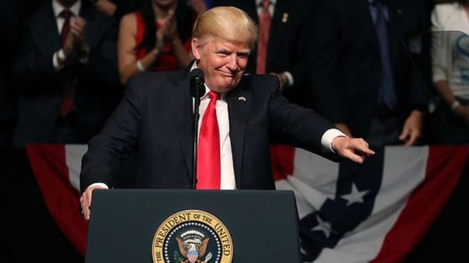 Tổng thống Trump nói chính sách mới của ông sẽ siết chặt qui địunh về đi lại và chuyển tiền sang Cuba.