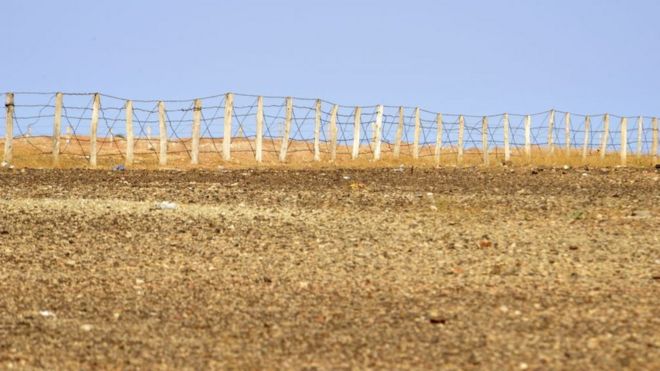 سياج أمني بين المناطق التي تسيطر عليها المغرب وتلك التي تسيطر عليها بوليساريو من الصحراء الغربية.