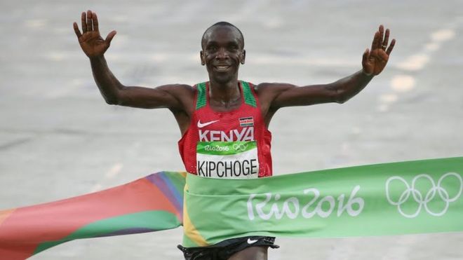 Eliud Kipchoge wa Kenya ahsinda mbio za marathon