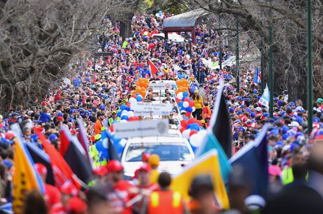 A big crowd turns out to watch the 2016 AFL Grand Final Parade