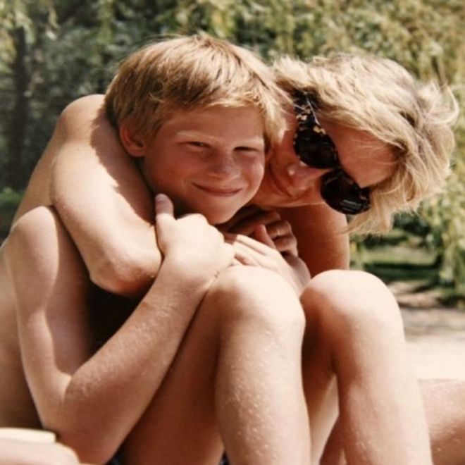 La princesa Diana con su hijo Harry