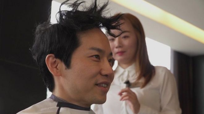 Cha Kil-yong faz um penteado antes de sua aula
