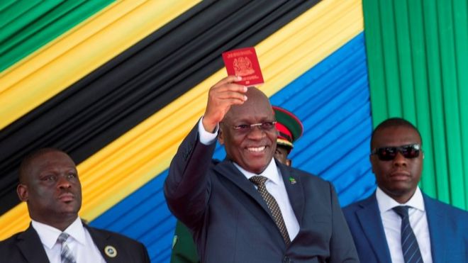 Dkt Magufuli akionesha passipoti yake mpya ya kielektronikia