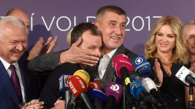 Andrej Babis (centro), del movimiento ANO, abraza a Marek Prchal, director de Relaciones Públicas de su campaña, tras la victoria electoral, octubre 21, 2017 en Praga.