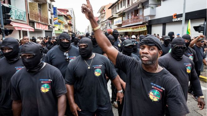 Miembros del colectivo "Los 500 hermanos" durante una de las marchas de protesta en Guyana Francesa.