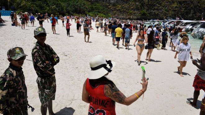 Guardas monitoram turistas em Maya Beach, na TailÃ¢ndia