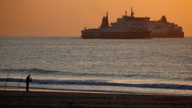 ديلي تليغراف: خطة بريطانية لمواجهة تدفق المهاجرين إذا ألغى ماكرون مركز مراقبة الحدود في كاليه